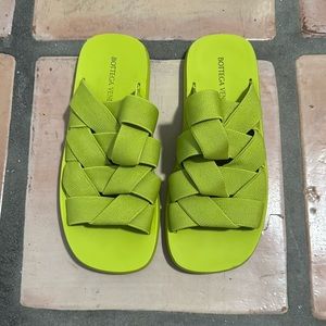 Bottega Venetta kiwi plat sandal size 39